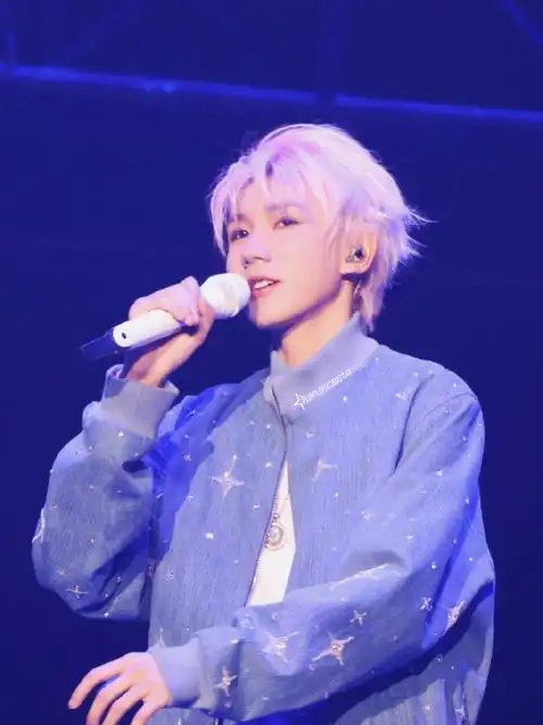 #王源23岁且放青山远##王源客厅狂欢巡演#