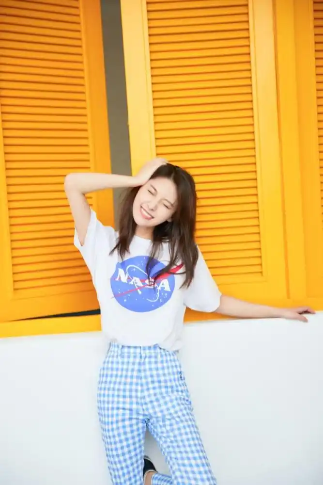 《陪你到世界之巅》演王一博女友,穿白t格子裤,笑容甜美超可爱