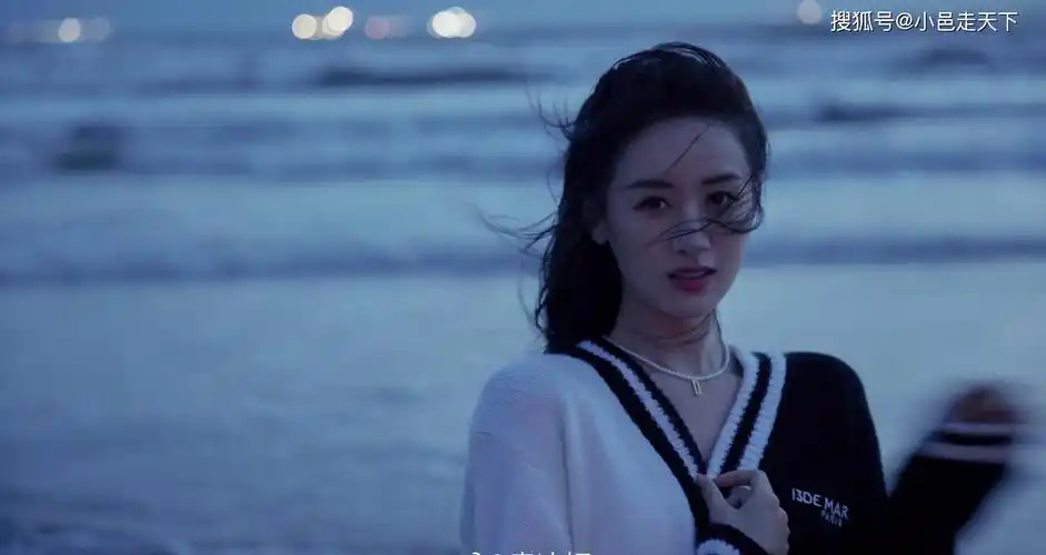 袁冰妍黑白毛衣海边写真