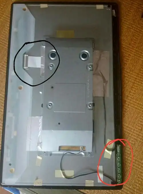 黑圈是显示排线,红色是背光排线.