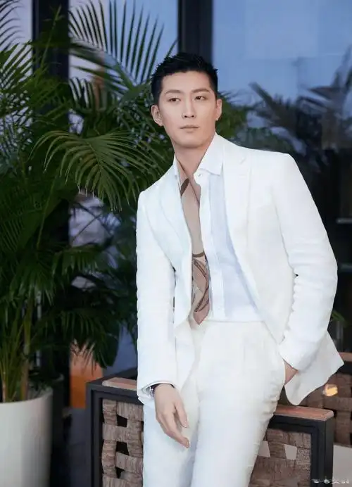 窦骁16岁当上发型学徒,为省钱早晚餐不吃,娶何超莲为妻苦尽甘来_内地