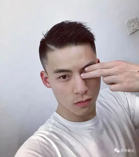 19年夏天男生流行这4款发型,短背头发型真帅!