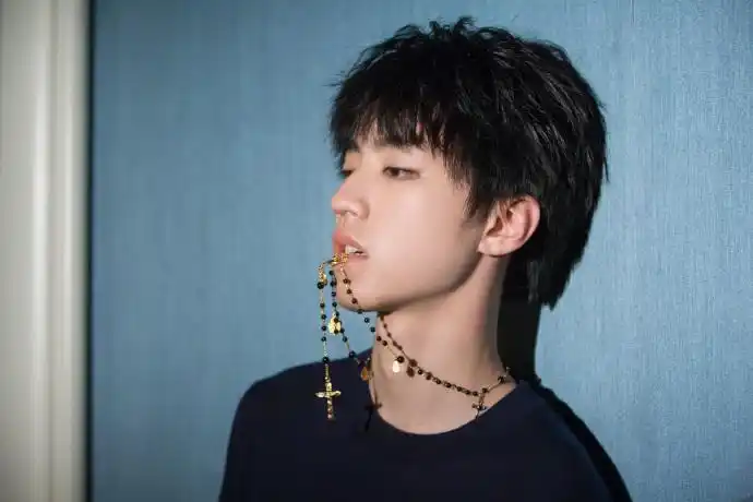 简介:tfboys王俊凯帅气写真花絮照高清图片,分享一组王俊凯图片给大家