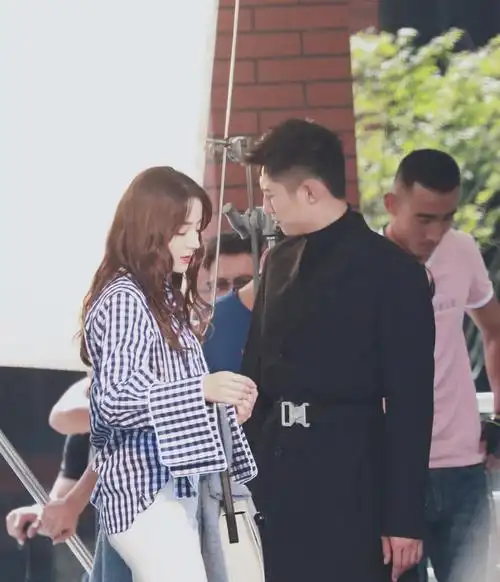 迪丽热巴黄景瑜,这两人新剧的路透照,简直是颜狗的春天啊!__财经头条