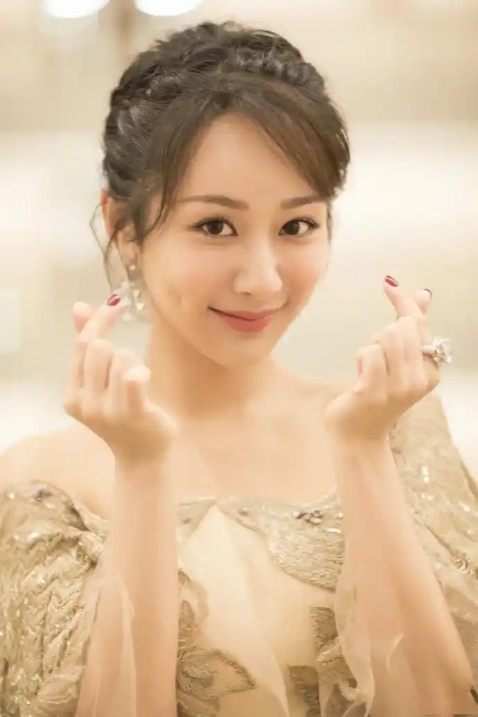 杨紫颁奖礼唯美礼服俏皮写真图片