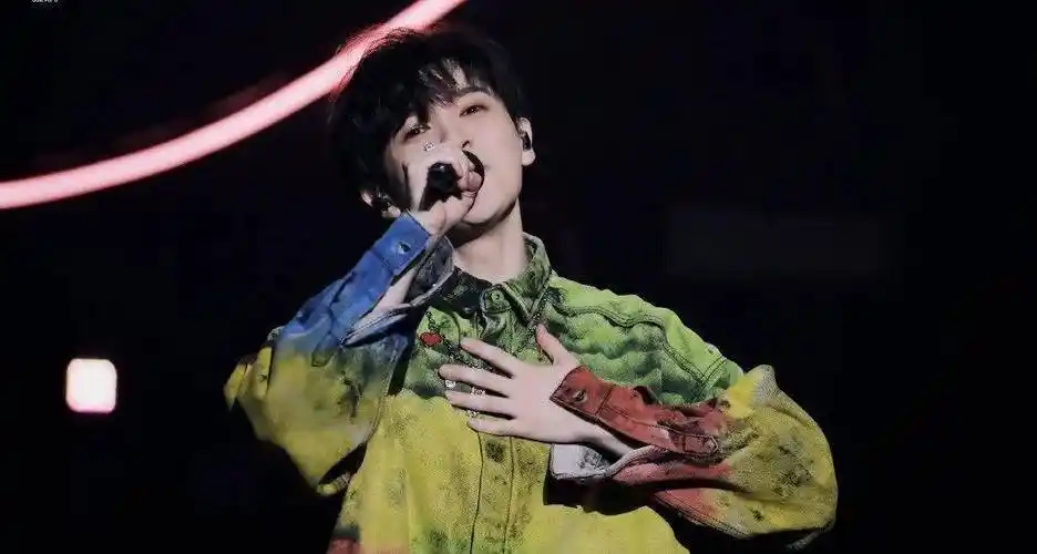 场馆外早早就挤满了他的忠实歌迷和应援团,足以见得尤长靖的人气之高.