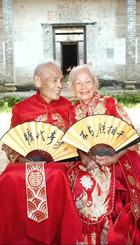 九旬老夫妻时尚大片走红网络让人又相信了爱情