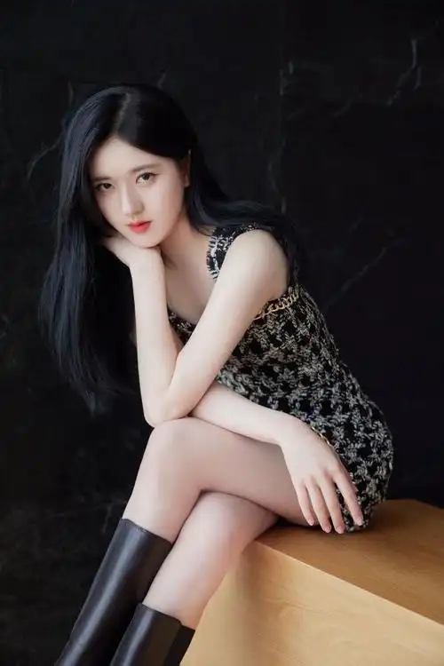 赵露思是名副其实的腿精高筒靴搭千鸟格小香风自带御姐范