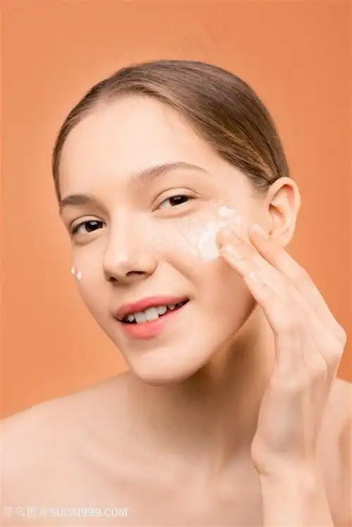 脸部涂抹护肤品图片 - 菜鸟图库