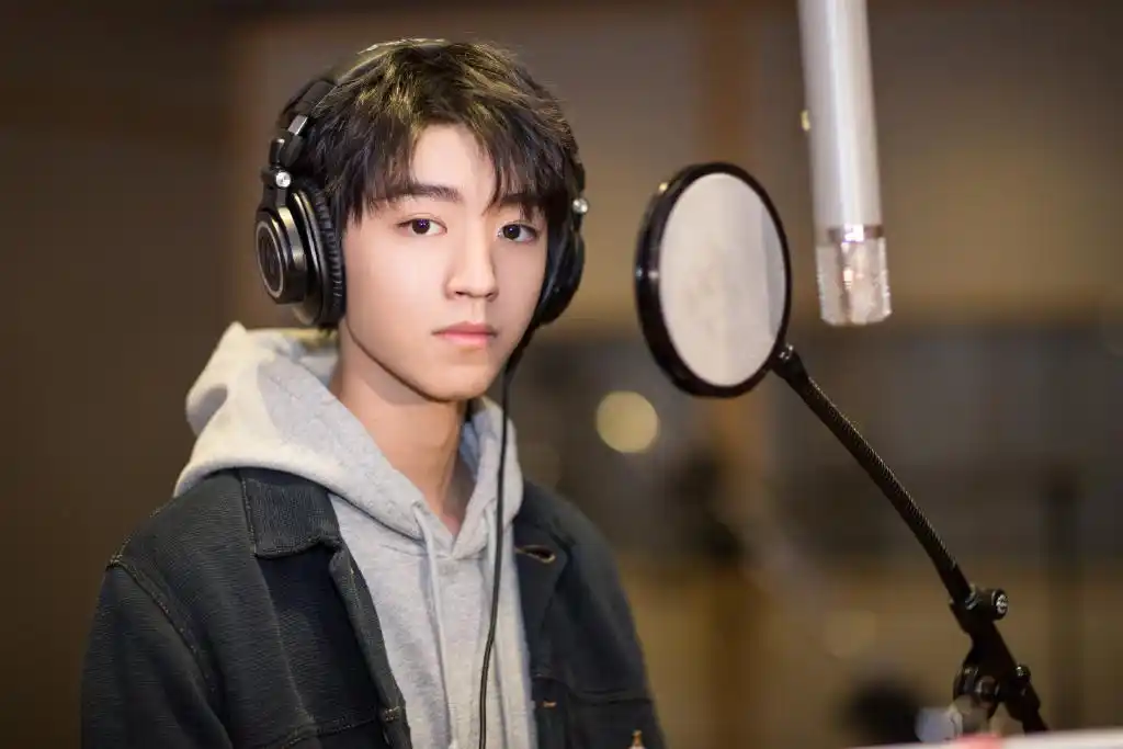 王俊凯图库,戴上耳机的小凯,喜欢吗?