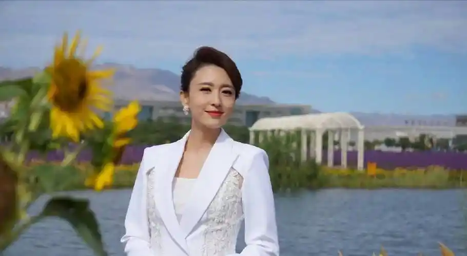 电视综艺美女主持人,集美貌与才华于一身,深受观众喜爱_张蕾_节目