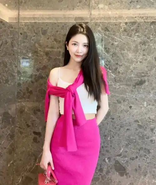 王灿个人资料(杜淳老婆王灿晒一家三口合照,女儿陪爸