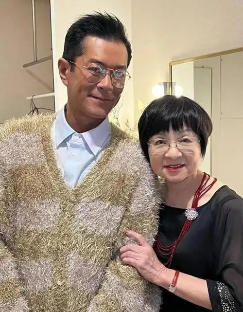 53岁的古天乐一身休闲打扮