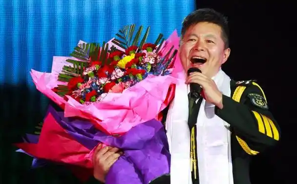 回顾歌唱家王宏伟60后娶80后才女妻子和妈妈情同母女