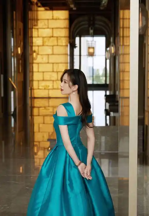 刘诗诗穿晚礼服享受下午茶,秀出窄肩薄背,这坐姿也是很性感_颜色_的