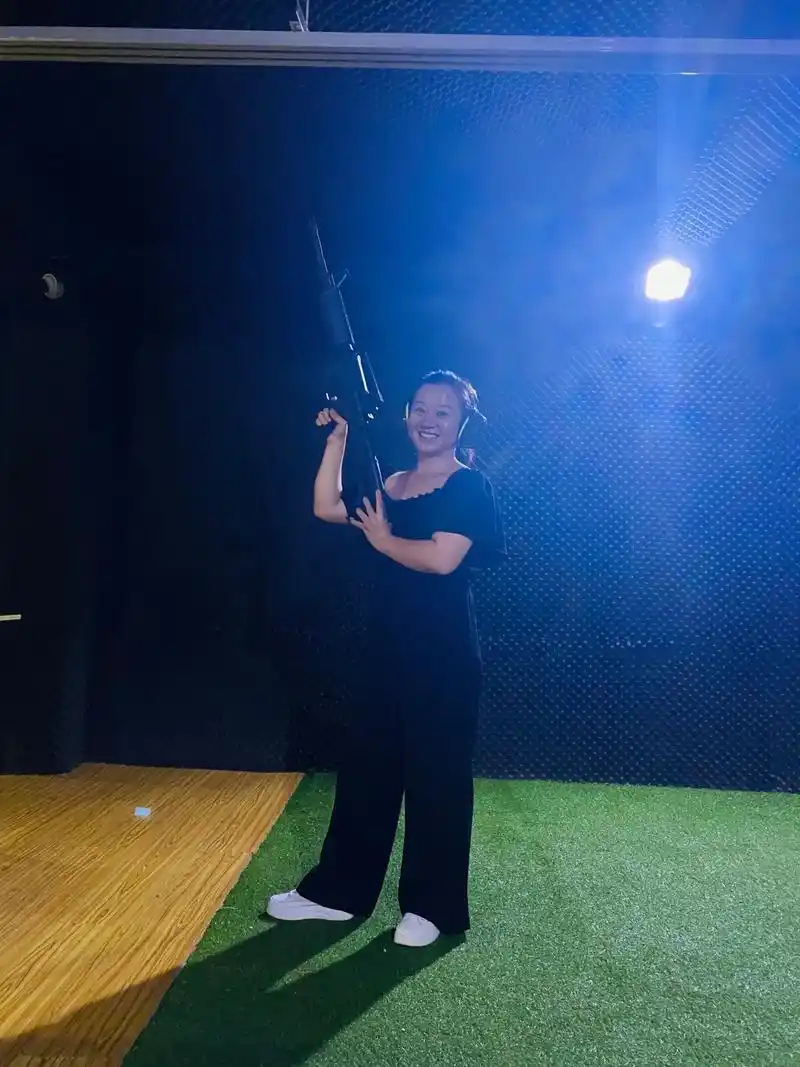 第一次感受真枪实弹,后坐力很大,差点没把我吓哭了,起先挑的三 - 抖音