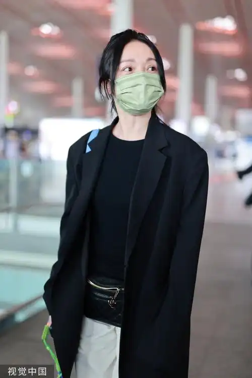 机场时尚秀##周迅黑色西装机场照