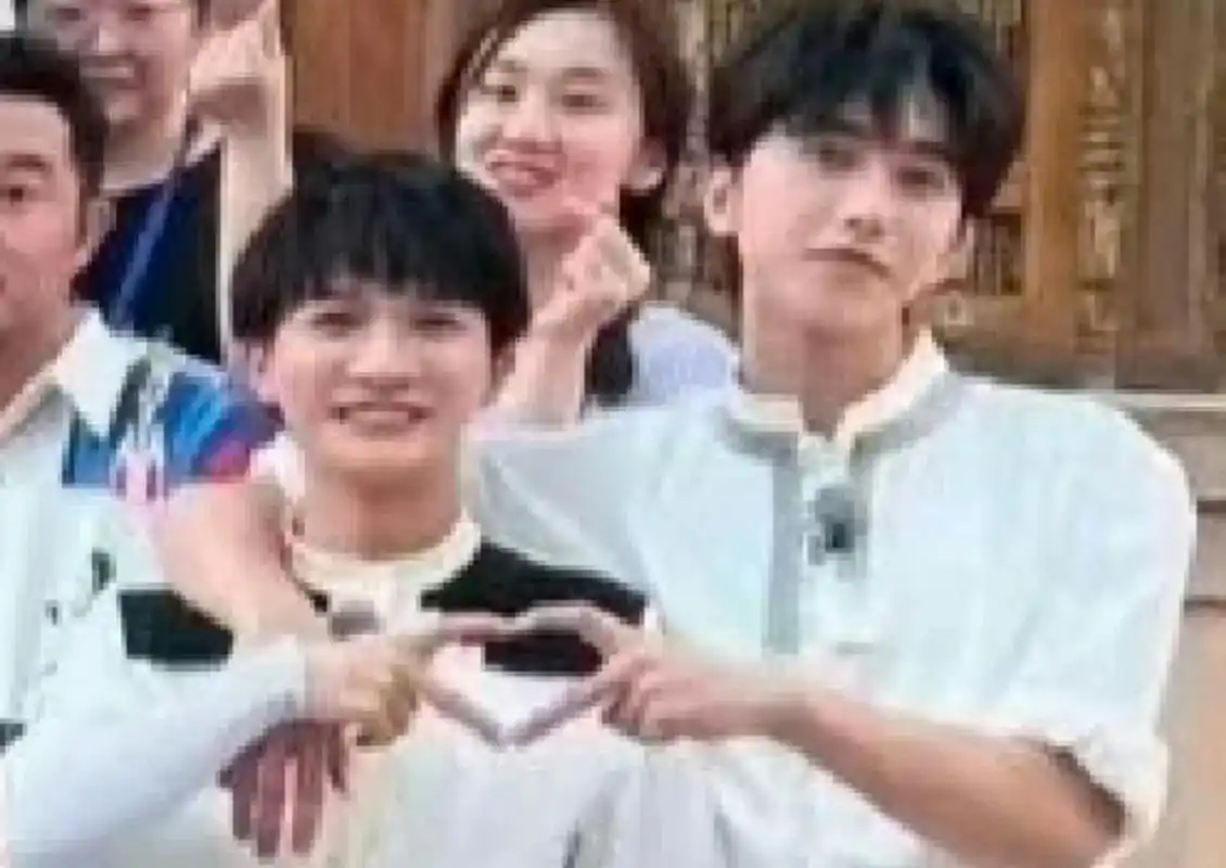 一张没见过的奔跑吧合照,蔡徐坤周深还一起比心呢~ 676767