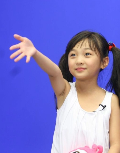 奥运女孩林妙可21岁近照曝光穿艳丽红裙脚踩恨天高显老态