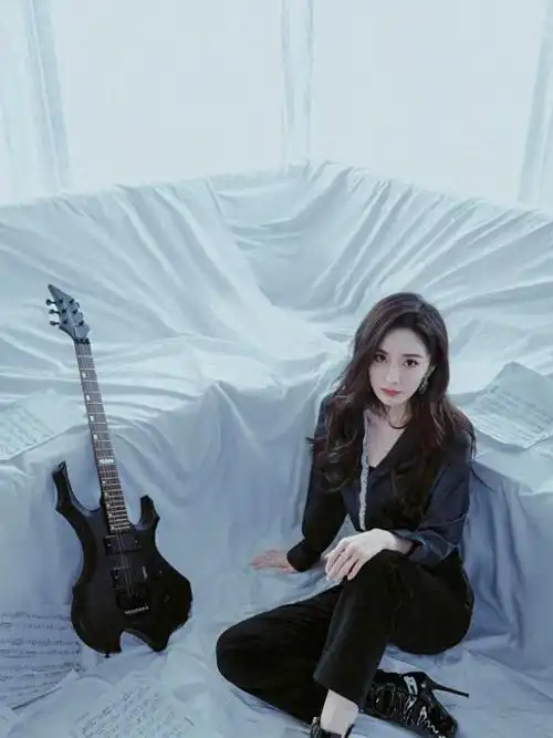 杨幂要去海外秀好衣品了灰色西装黑色半裙很时尚睡衣穿搭性感