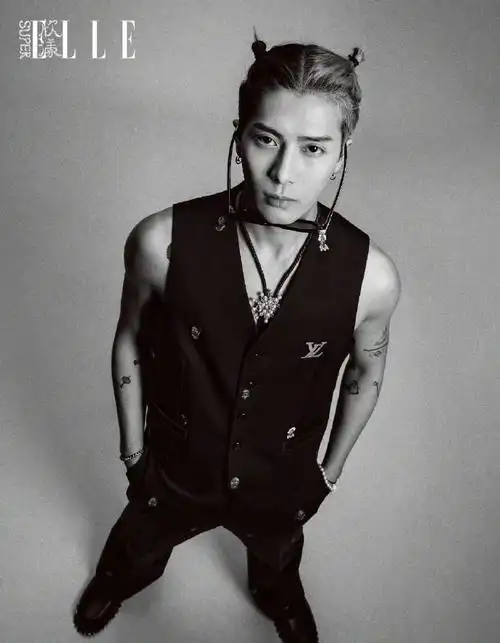 王嘉尔superelle开年刊封面