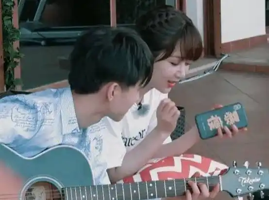 难怪王俊凯总盯着杨紫手机壳看到这两字后原谅我不厚道的笑了