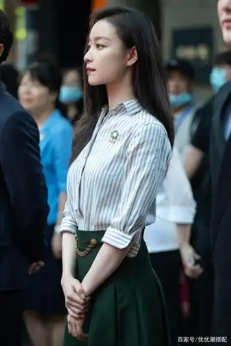 被31岁倪妮"侧颜照"美到了!穿衬衫搭配半身裙,优雅迷人显气质