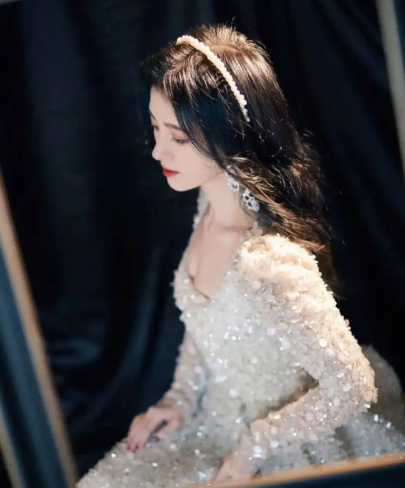 鞠婧祎珠光亮片长裙仙气十足,宛如童话里的公主!