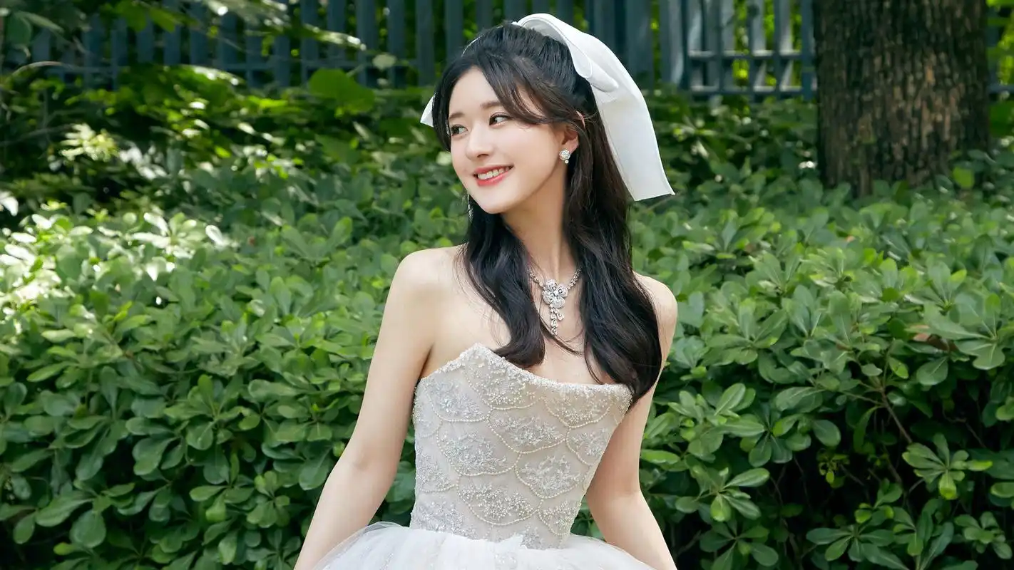 赵露思波光粼粼公主裙 养眼美女壁纸