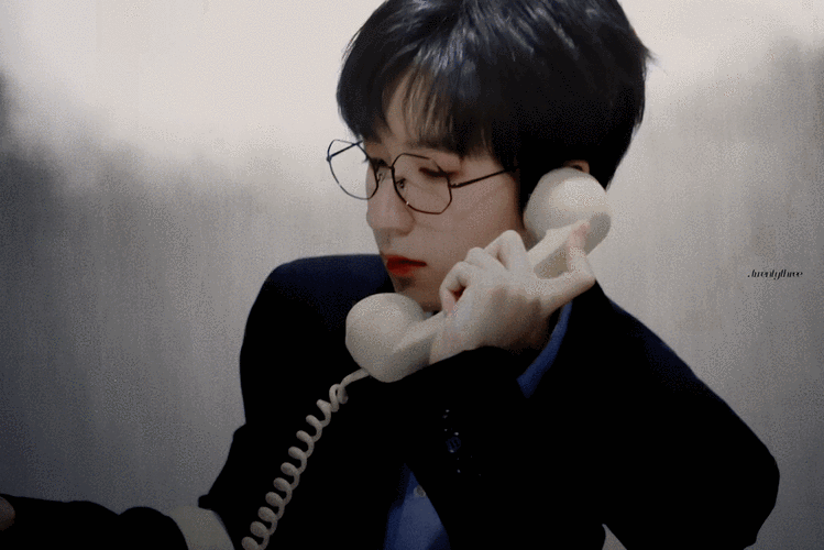 贺峻霖动图分享 论贺儿与金丝眼镜的适配度!