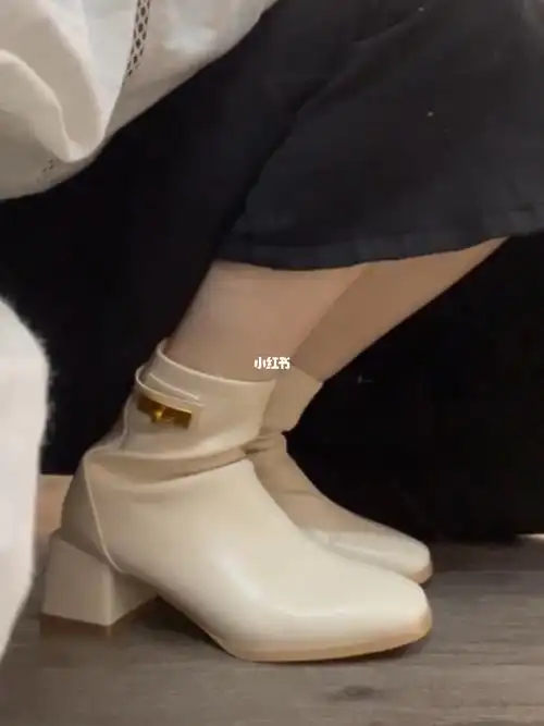 也没问题啦秋冬搭配小脚裤或者小裙子不在话下#粗跟短靴  #最潮的靴子