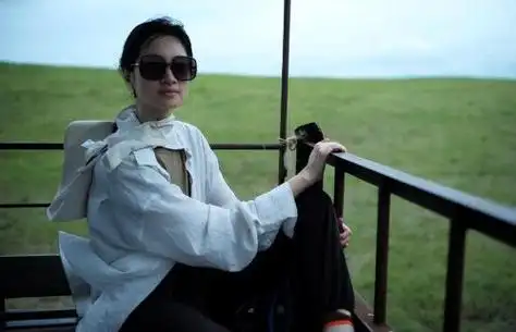 7月14日,朱亚文老婆沈佳妮开心分享旅行照,并配文"也是我的暑假",看来