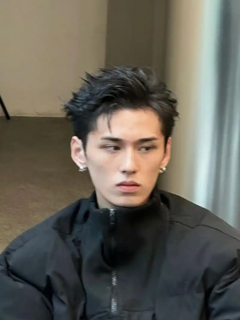 凌乱侧分 立体 背头 方脸圆脸男生看过来 这款凌乱侧分发型适合圆脸