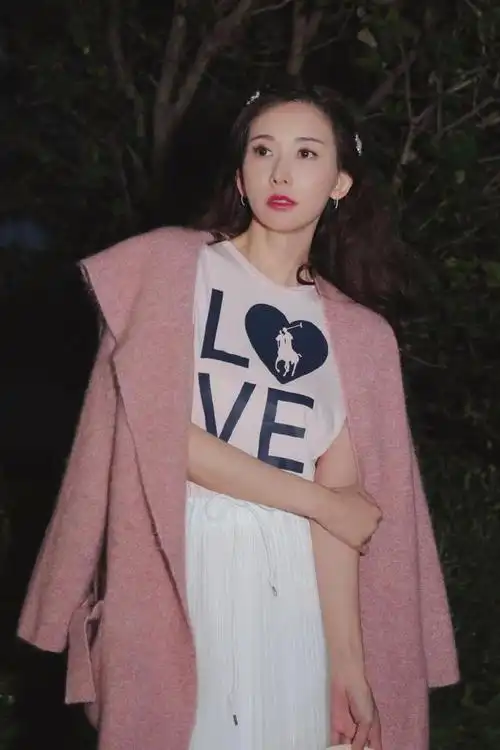 林志玲嫁给日本老公之后感觉更喜欢扮嫩了粉色造型挺显小的