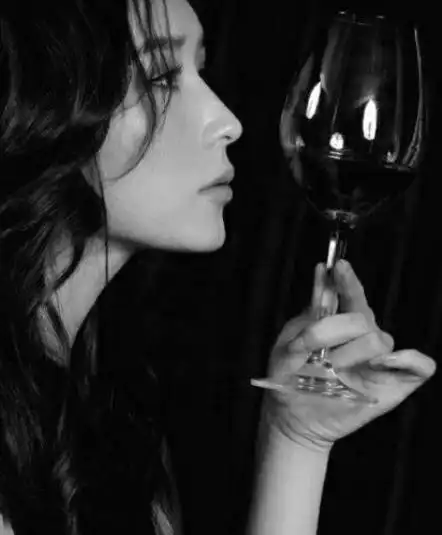 女生手握酒杯伤感图片,一只手拿酒杯图片伤感