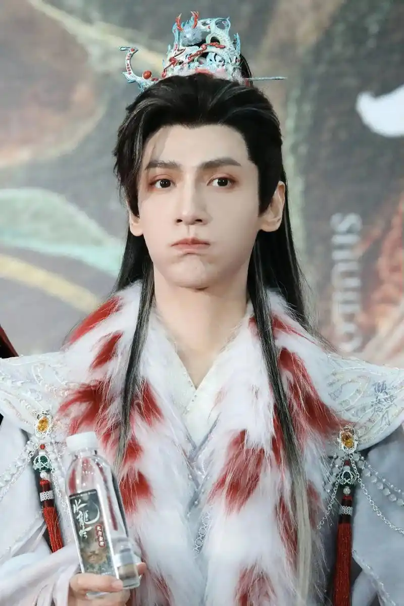 罗云熙新剧开机啦.又有新剧追咯,唐狐狸你好美,我舔#罗云熙  - 抖音