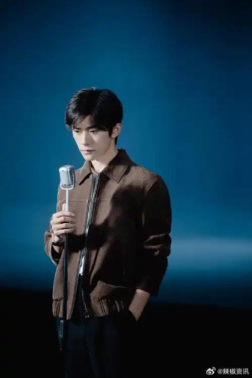 易烊千玺站在光里##易烊千玺咖衣白t