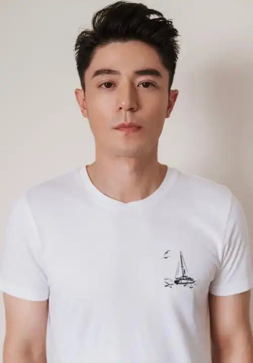 霍建华穿白t恤帅气三连拍难怪林心如不顾非议对他不离不弃