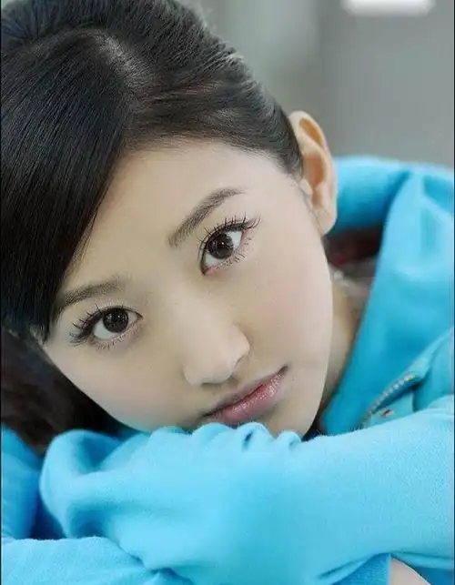 今天看到了一组景甜学生时期的照片