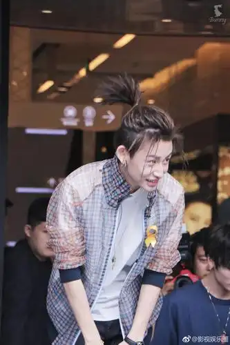 小鬼 高马尾 小鬼真的什么发型都能驾驭,今天微笑的甜度满分