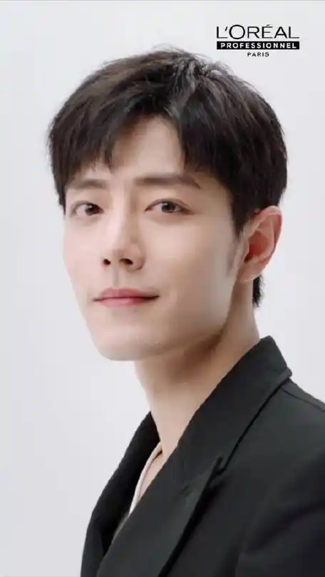 肖战美妆 今天我们要介绍的是肖战代言的这款发膜采用了先进的科技