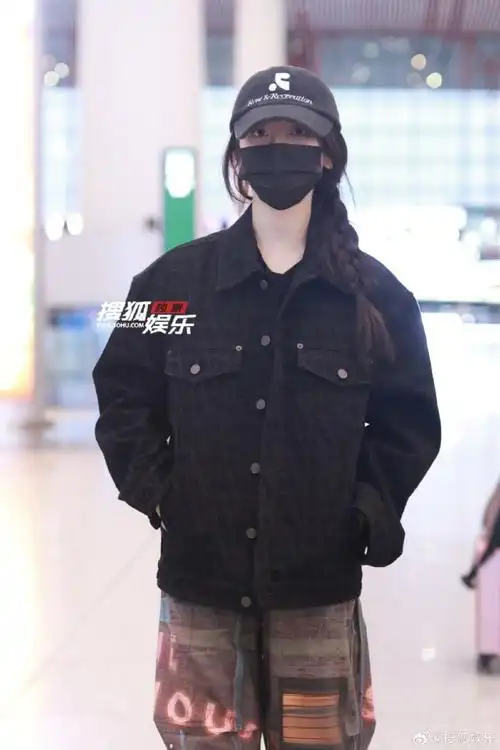 杨超越北京出发#杨超越机场路透掉落!