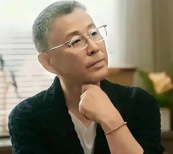 但陈道明的成功不仅仅局限于演艺事业上的成就,更在于他的人格魅力和