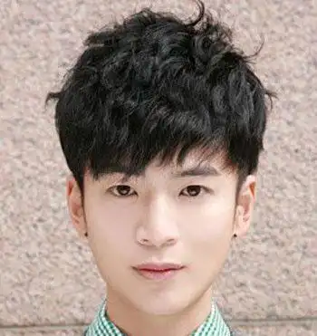 细腻秀气的小脸怎么打理都非常的帅气呢,在2021年小脸男生将头发烫成