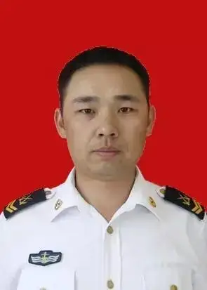 海军士官梅雄路遇车祸勇救乘客被撞成重伤2