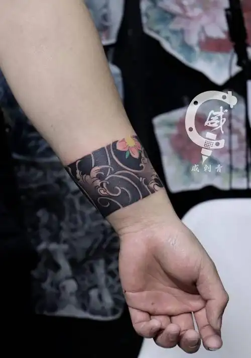 臂环纹身图片_手臂新传统浪花纹身图案