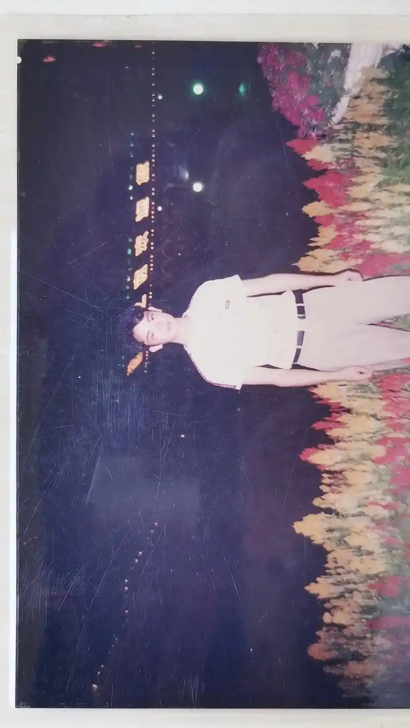 今天回到老家过节,大外甥无意间翻出许多老照片,不由感慨,岁月 - 抖音