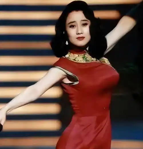 对于利智的颜值评价两极分化,演戏时,她的气质光芒大过其他演员太多.