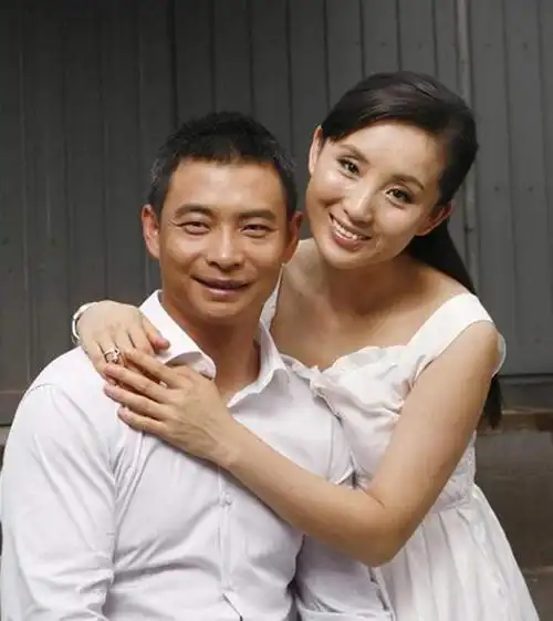 体操冠军娶歌手妻子,效仿李宁创业,成名商巨贾,结婚18年无子