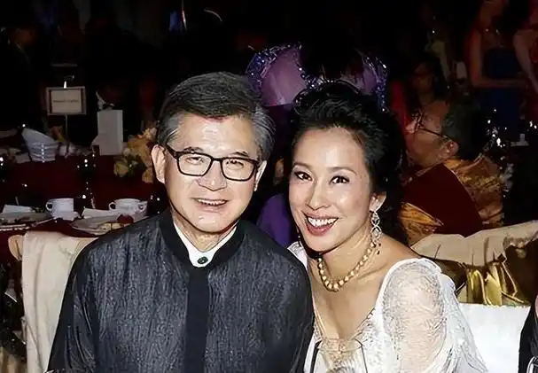 曝65岁朱玲玲离婚再次净身出户,她的一辈子都在为长子霍启刚铺路